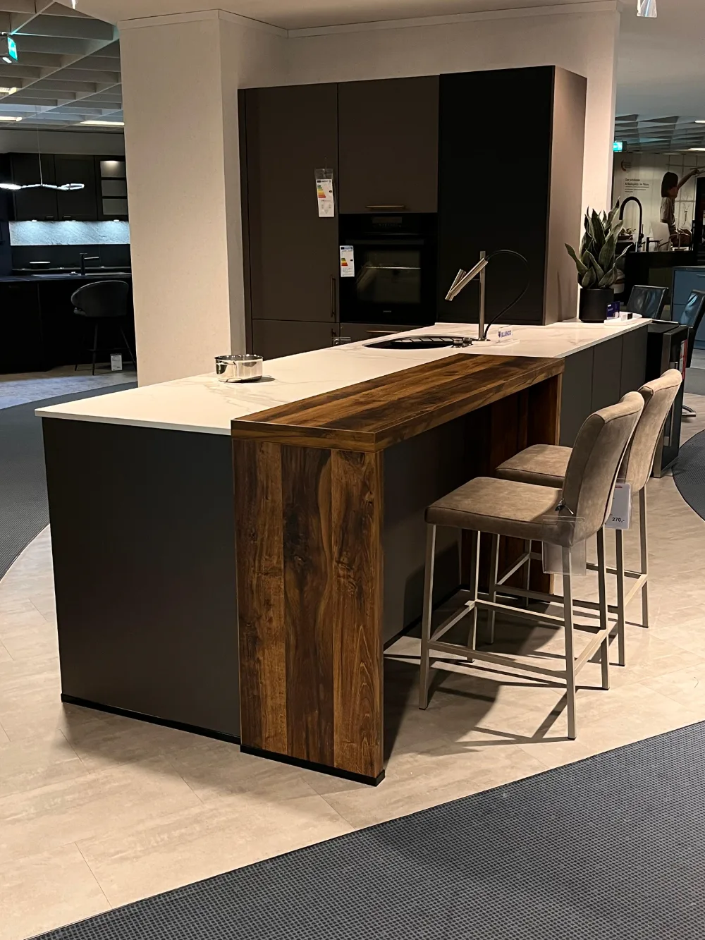 Kochinsel mit Keramik-Arbeitsplatte und Massivholz-Theke