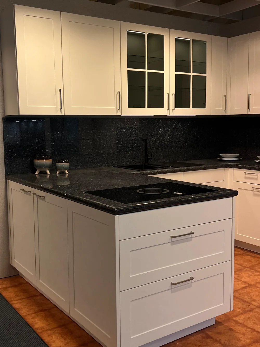 Landhausküche in Creme mit Granit-Arbeitsplatte